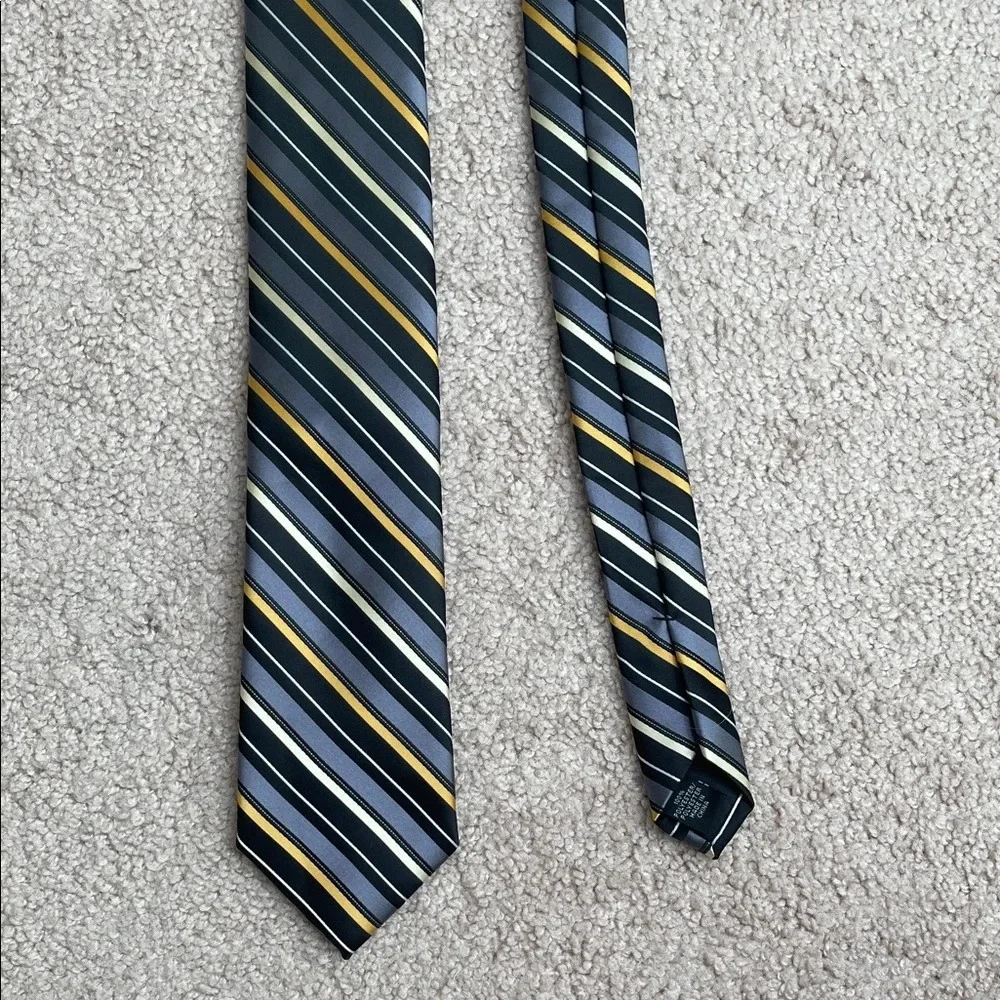 Arrow Striped Tie in Gray and Yellow
